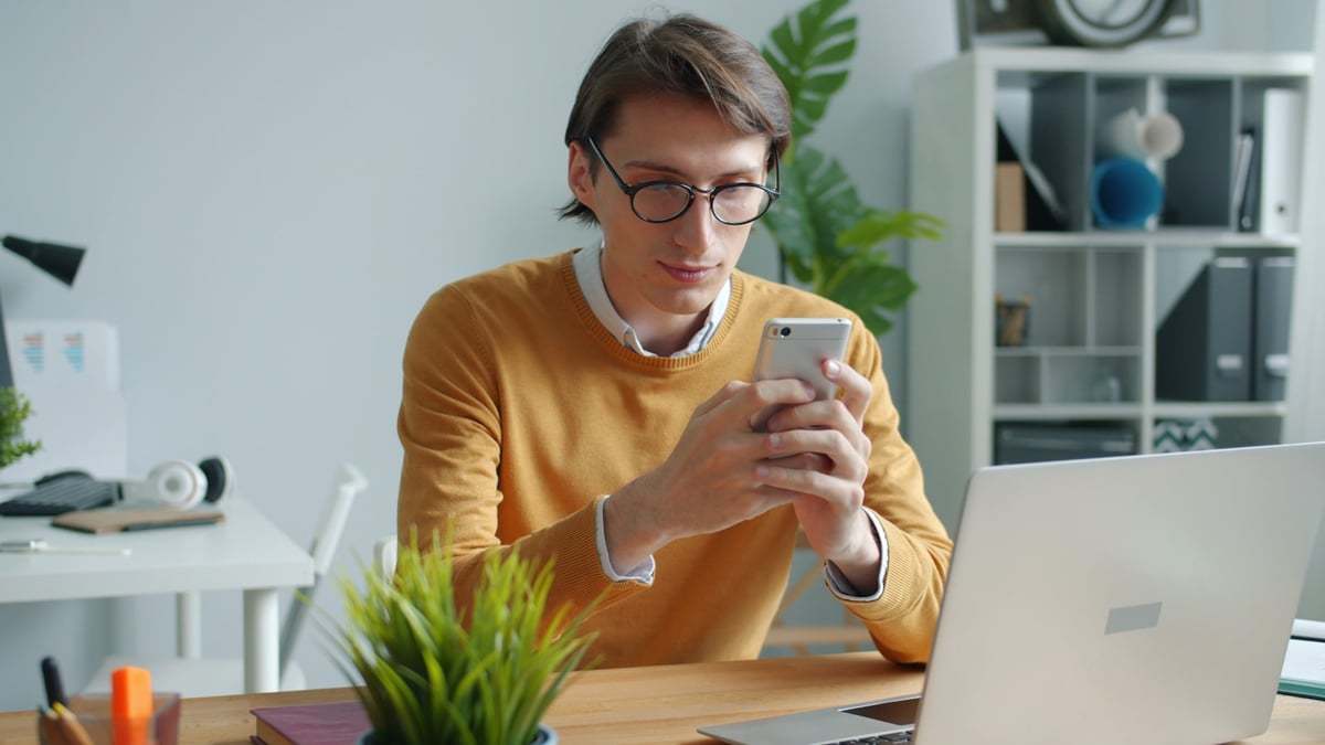 Un dirigeant de PME publie du contenu et prospecte depuis son téléphone